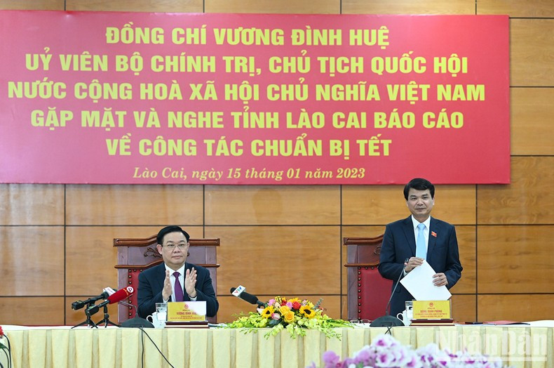 El secretario del Comité del Partido Comunista de Vietnam en Lao Cai, Dang Xuan Phong, presenta un informe en la reunión.