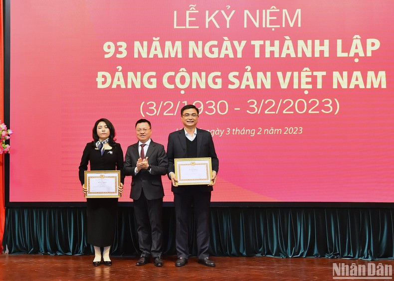 Quoc Minh otorgó el Certificado de Mérito del Comité partidista en el bloque de órganos centrales a los militantes del periódico Nhan Dan.