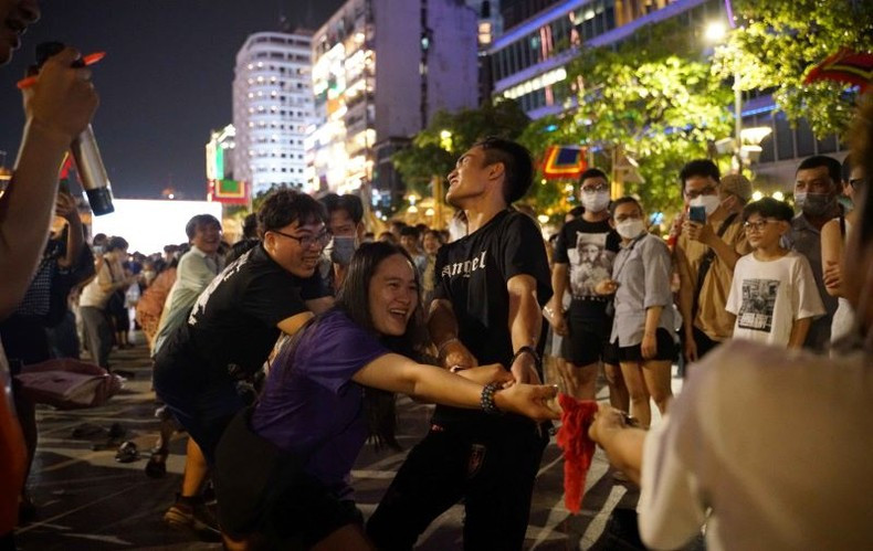 En la calle peatonal Nguyen Hue se organizaron juegos folclóricos a la espera de los espectáculos de fuegos artificiales.