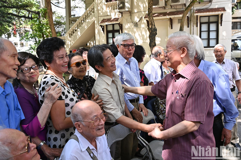 El secretario general Nguyen Phu Trong saluda a los compañeros de estudio. El secretario general Nguyen Phu Trong saluda a los compañeros de estudio.