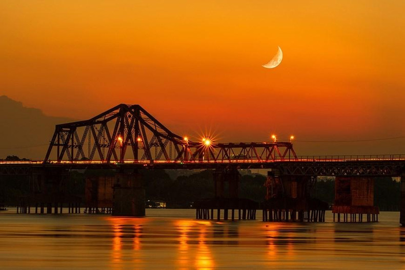 Obra sobre la luna en el puente capitalino de Long Bien en la colección fotográfica “Contemplar la belleza del puente de Long Bien, volando hacia el sol”. (Foto: VNA)