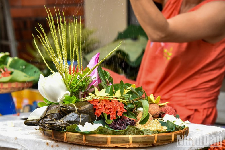 Los ofrecimientos incluyen flores de loto y de areca, jazmín, peonía, así como el Ruou nep y el banh gio (pastel de arroz glutinoso). Los ofrecimientos incluyen flores de loto y de areca, jazmín, peonía, así como el Ruou nep y el banh gio (pastel de arroz glutinoso).