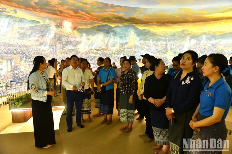 Turistas visitan la pintura panorámica sobre la histórica campaña Dien Bien Phu.