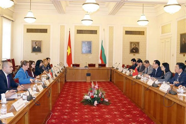 El panorama de la reunión entre el presidente de la Asamblea Nacional de Vietnam, Vuong Dinh Hue, y la titular del Grupo de diputados del partido Gerb-UDF, Desislava Atanasova. El panorama de la reunión entre el presidente de la Asamblea Nacional de Vietnam, Vuong Dinh Hue, y la titular del Grupo de diputados del partido Gerb-UDF, Desislava Atanasova.