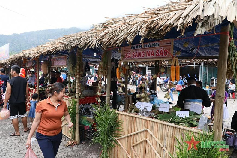 Stands de especialidades montañosas del noroeste del país. Stands de especialidades montañosas del noroeste del país.