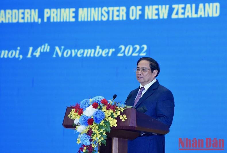 Minh Chinh anuncia a la prensa los resultados de las conversaciones.