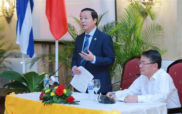 El viceprimer ministro vietnamita Tran Hong Ha habla en un encuentro con empresas connacionales en Cuba.