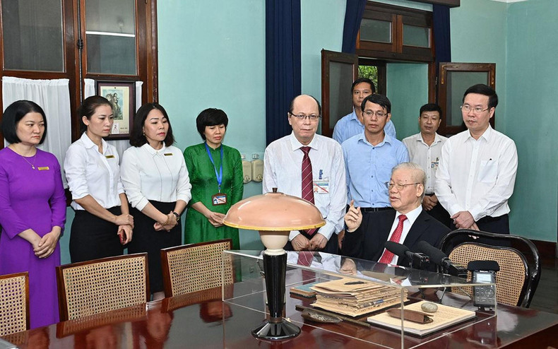 Phu Trong habla con funcionarios y empleados del sitio.