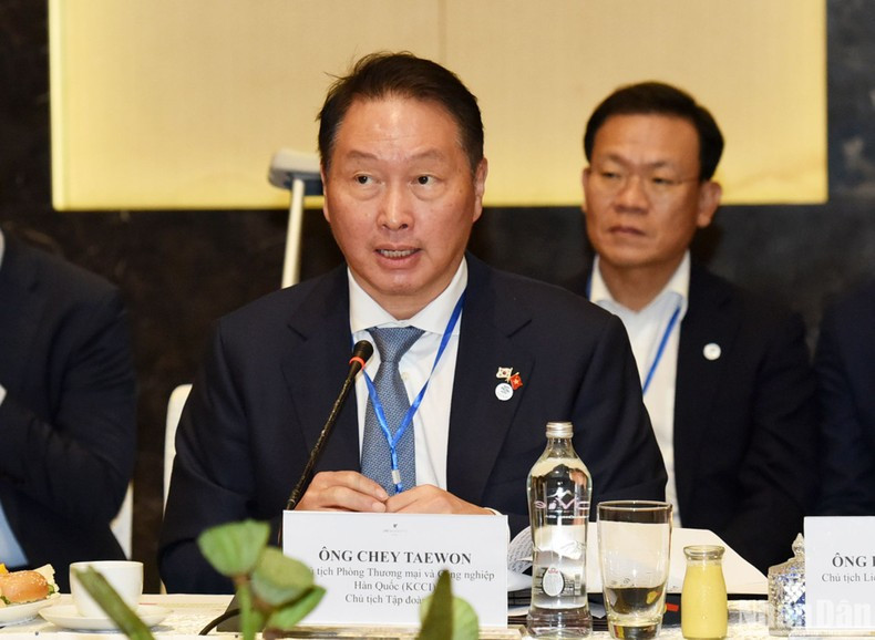 Chey Tae-won, jefe de la Cámara de Comercio e Industria de Corea del Sur (KCCI) expresa sus opiniones en la cita. Chey Tae-won, jefe de la Cámara de Comercio e Industria de Corea del Sur (KCCI) expresa sus opiniones en la cita.