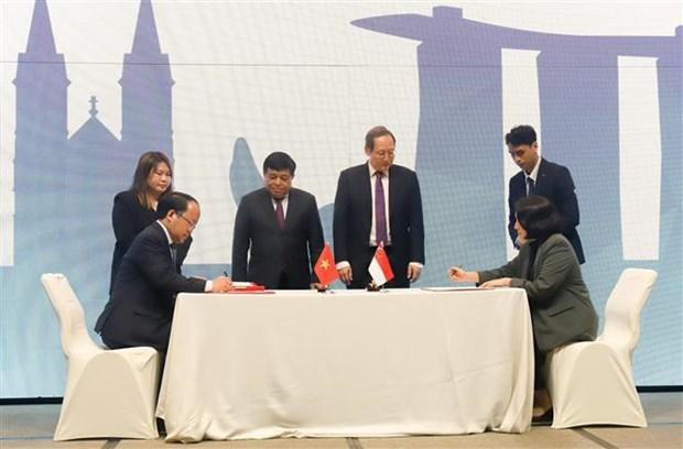 La firma del Memorando de Entendimiento sobre la cooperación entre el Centro Nacional de Innovación de Vietnam y el Departamento del Sudeste Asiático y Oceanía del Ministerio de Industria y Comercio de Singapur. (Fotografía: VNA)