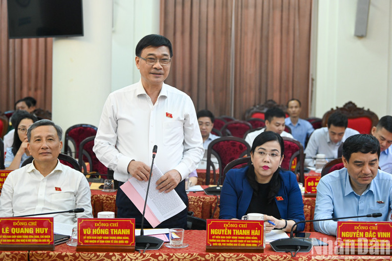 El jefe de la Comisión de Asuntos Económicos de la Asamblea Nacional, Vu Hong Thanh, habla en el evento. El jefe de la Comisión de Asuntos Económicos de la Asamblea Nacional, Vu Hong Thanh, habla en el evento.