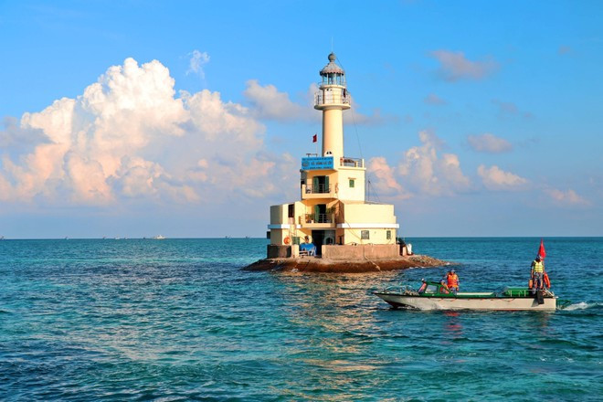Faro en la isla de Da Tay B. Faro en la isla de Da Tay B.