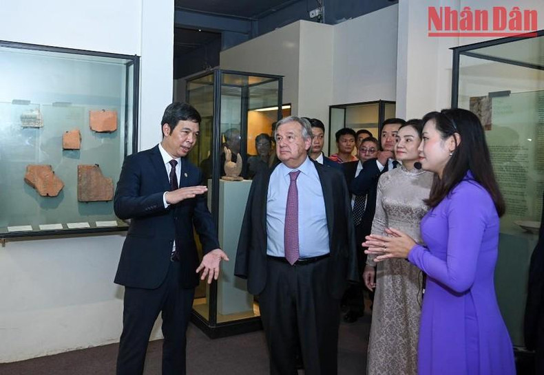 Guterres escucha explicaciones sobre artefactos arqueológicos encontrados en la Ciudadela Imperial de Thang Long.