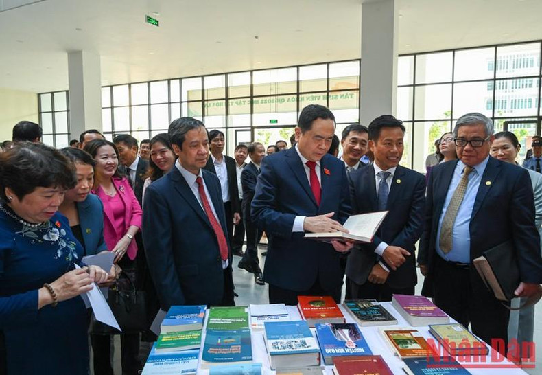 El subtitular legislativo, Tran Thanh Man, y el ministro de Educación y Formación, Nguyen Kim Son, visitan el puesto de exhibición de libros en la Universidad Nacional de Hanói. El subtitular legislativo, Tran Thanh Man, y el ministro de Educación y Formación, Nguyen Kim Son, visitan el puesto de exhibición de libros en la Universidad Nacional de Hanói.