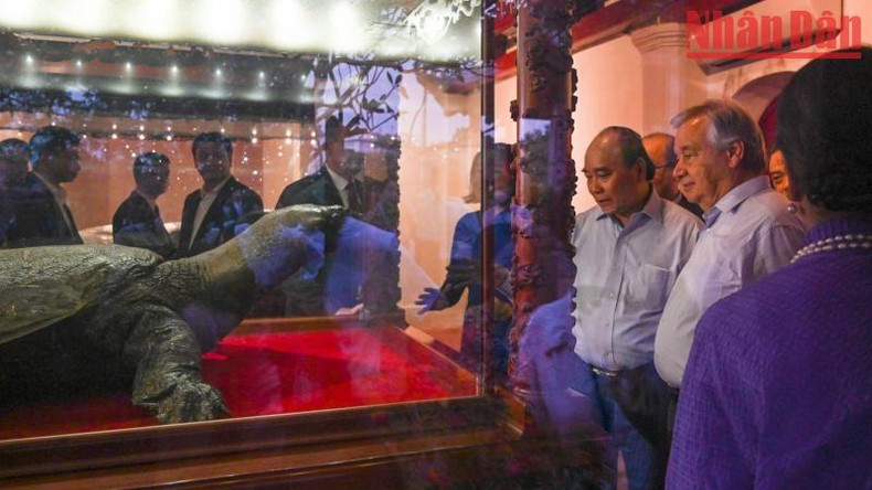 Ambos dirigentes observan el espécimen original de una tortuga gigante que vivió en el lago de Hoan Kiem exhibido en el templo Ngoc Son.