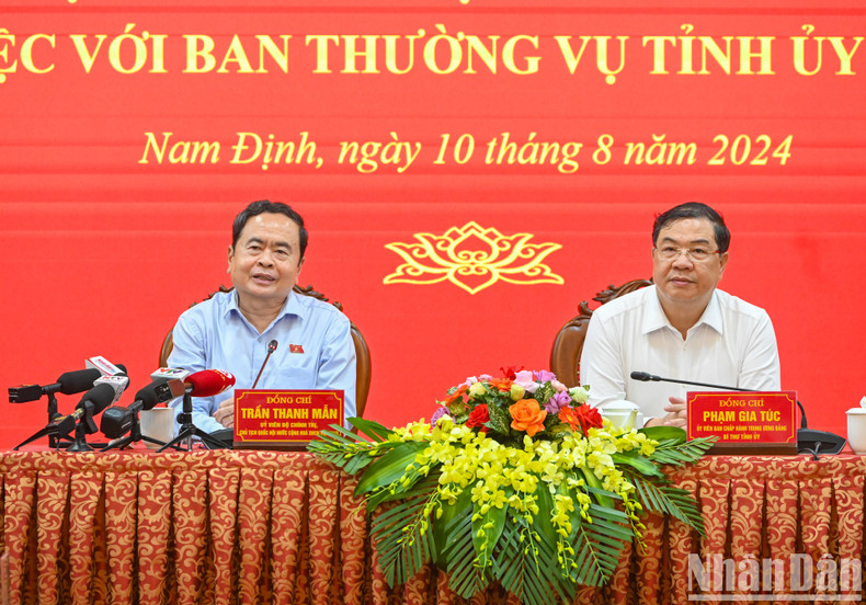 El presidente de la Asamblea Nacional de Vietnam, Tran Thanh Man, preside la reunión. El presidente de la Asamblea Nacional de Vietnam, Tran Thanh Man, preside la reunión.