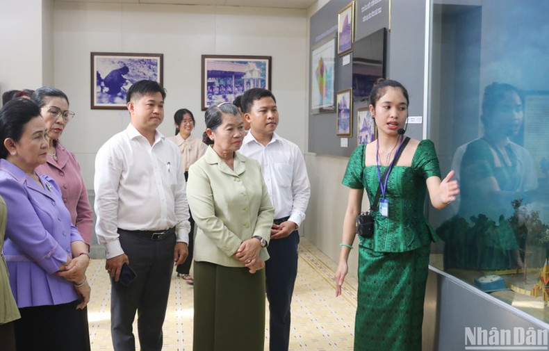 Men Sam An visita el Museo de la Cultura de la Minoría Étnica Khmer en la provincia de Tra Vinh. Men Sam An visita el Museo de la Cultura de la Minoría Étnica Khmer en la provincia de Tra Vinh.