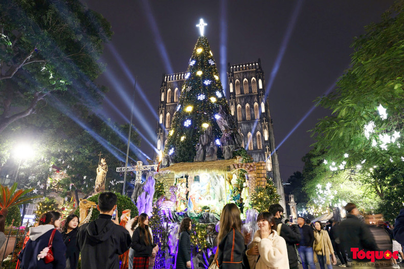 La catedral es el lugar ideal para que los jóvenes se hagan fotografías en Navidad. La catedral es el lugar ideal para que los jóvenes se hagan fotografías en Navidad.