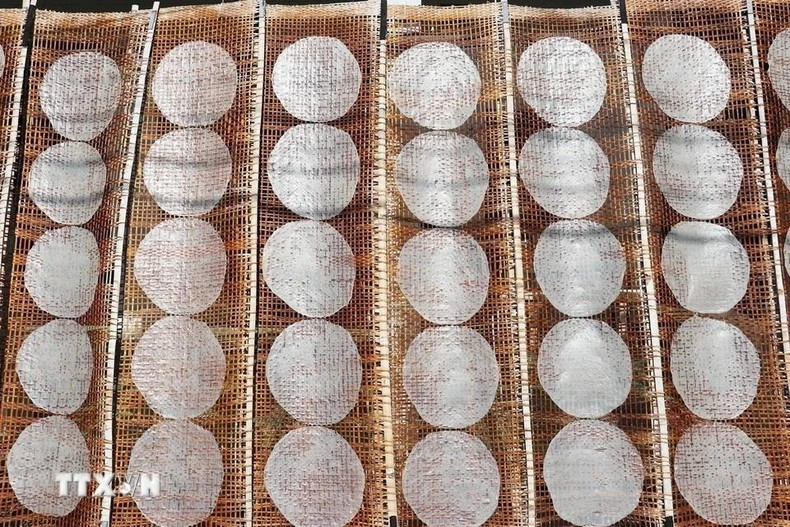 Los panqueques, elaborados con arroz, sésamo y leche de coco, se asan sobre carbón antes de comer.