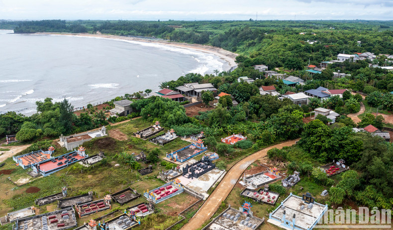 Fue construido por el ejército y el pueblo de Vinh Linh en 1965-1967 en una colina de basalto rojo con vistas al mar. Toda la red de túneles se extiende por una superficie de unas siete hectáreas. Fue construido por el ejército y el pueblo de Vinh Linh en 1965-1967 en una colina de basalto rojo con vistas al mar. Toda la red de túneles se extiende por una superficie de unas siete hectáreas.