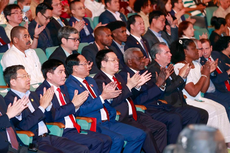 El presidente del Parlamento de Vietnam, Vuong Dinh Hue, y su par cubano, Esteban Lazo Hernández, y otros delegados en el evento.