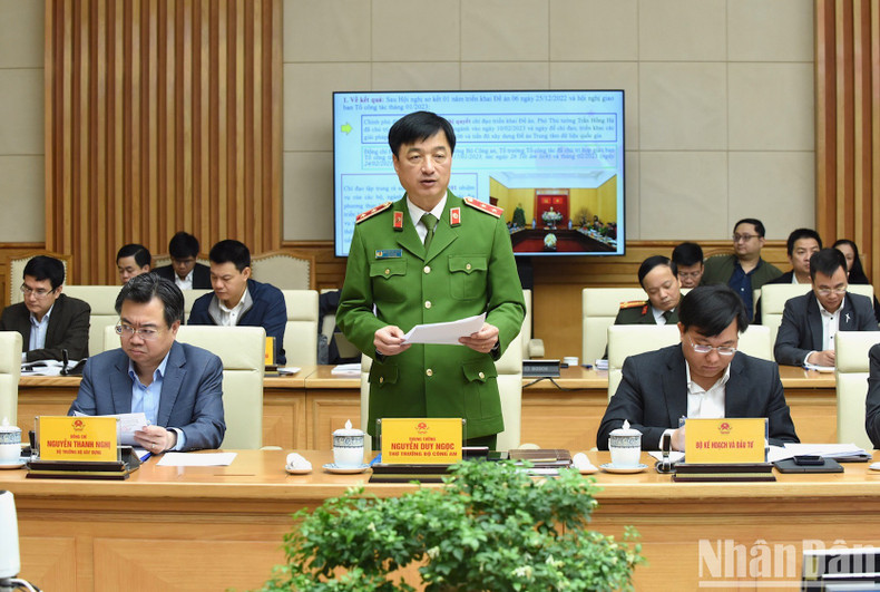 El teniente general Nguyen Duy Ngoc, viceministro de Seguridad Pública, pronuncia un discurso. El teniente general Nguyen Duy Ngoc, viceministro de Seguridad Pública, pronuncia un discurso.