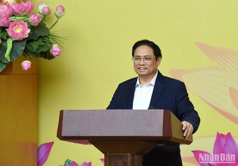El primer ministro Pham Minh Chinh pronuncia un discurso de felicitación a la SBV.