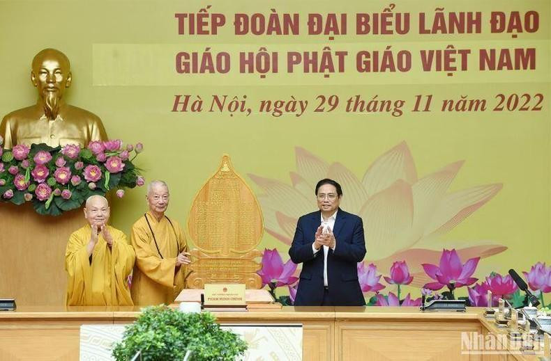 Los muy venerables Thich Tri Quang y Thich Thien Nhon entregan un cuadro de hojas de Bodhi al primer ministro Pham Minh Chinh.