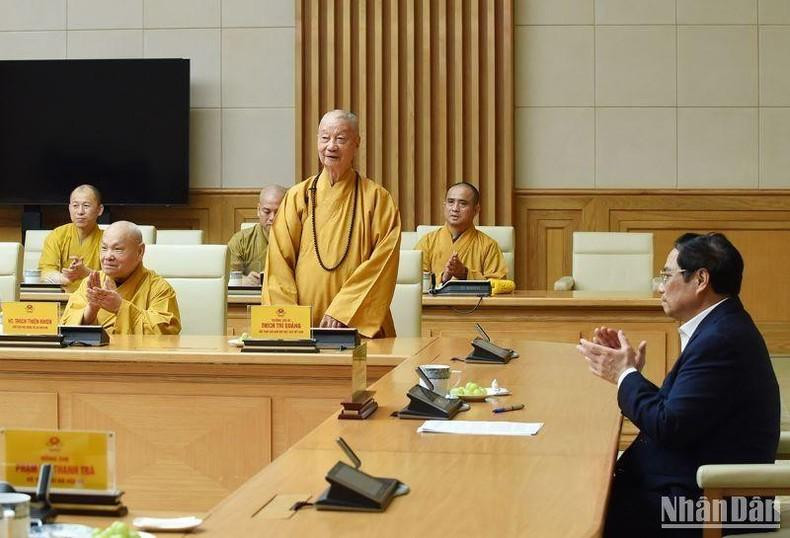 El Muy Venerable Thich Tri Quang, patriarca supremo de la SBV habla en la reunión.