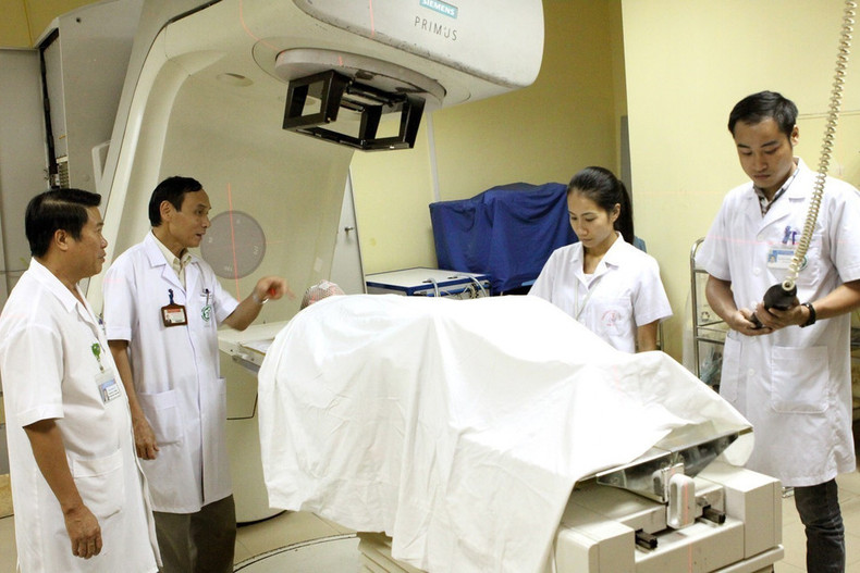 El conjunto de trabajos “Investigación y aplicación de técnicas modernas sobre radiación ionizante en el diagnóstico y tratamiento del cáncer y otras patologías” dirigido por el profesor y doctor Mai Trong Khoa, director del Centro de Medicina Nuclear y Oncología, junto con colegas del Hospital Bach Mai (Ministerio de Salud Pública), considerado para el Premio Ho Chi Minh en Ciencia y Tecnología de la V edición de 2016.