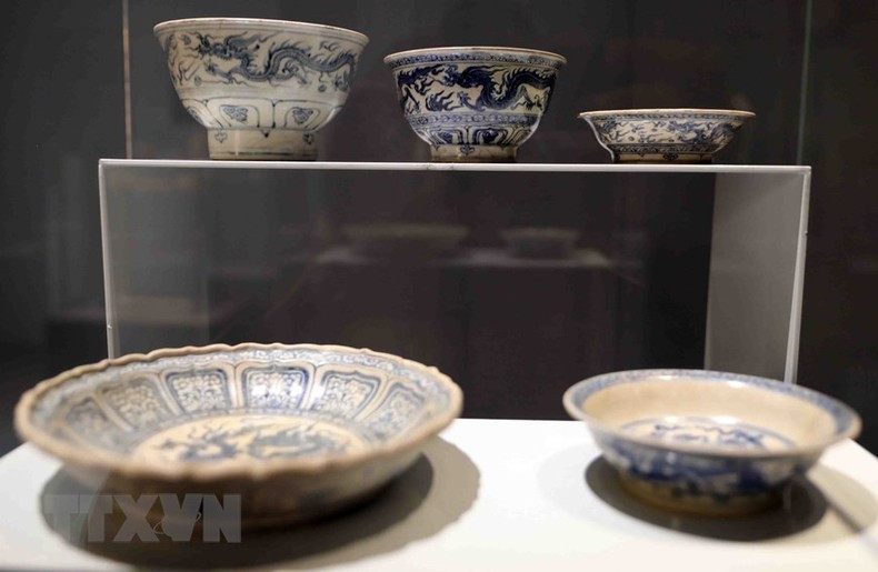 Colección de cuencos y platos de porcelana de flores azules utilizados en la Última Dinastía Le. Colección de cuencos y platos de porcelana de flores azules utilizados en la Última Dinastía Le.