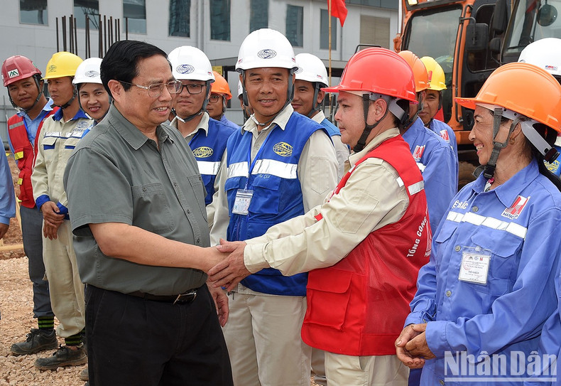 Minh Chinh alienta a los trabajadores. Minh Chinh alienta a los trabajadores.