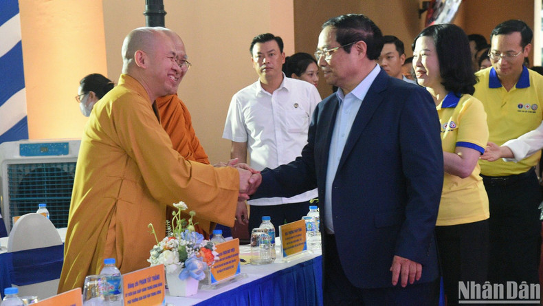 El primer ministro Pham Minh Chinh con asistentes al acto.