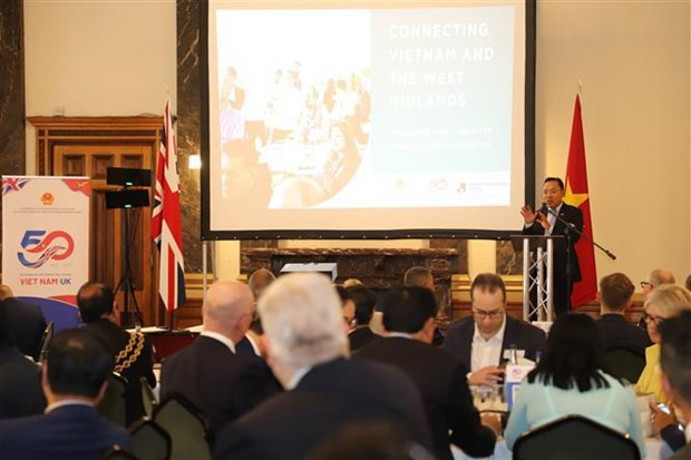 El embajador vietnamita en el Reino Unido, Nguyen Hoang Long, interviene en la cita.