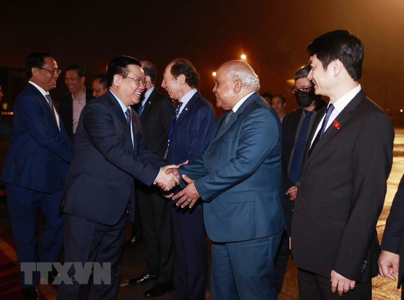 Los delegados despiden al presidente de la Asamblea Nacional, Vuong Dinh Hue, en el Aeropuerto Internacional de Noi Bai.