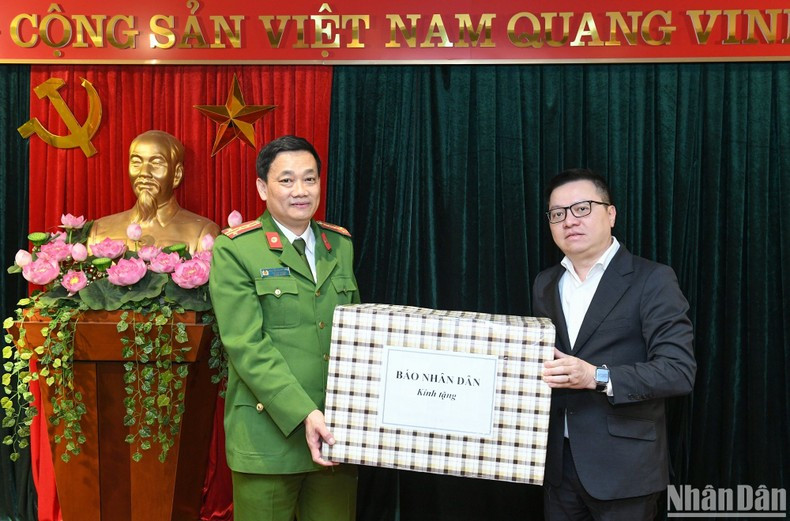 Quoc Minh entrega regalos al Departamento Policial de Investigación de los Delitos de Corrupción, Economía y Contrabando. Quoc Minh entrega regalos al Departamento Policial de Investigación de los Delitos de Corrupción, Economía y Contrabando.