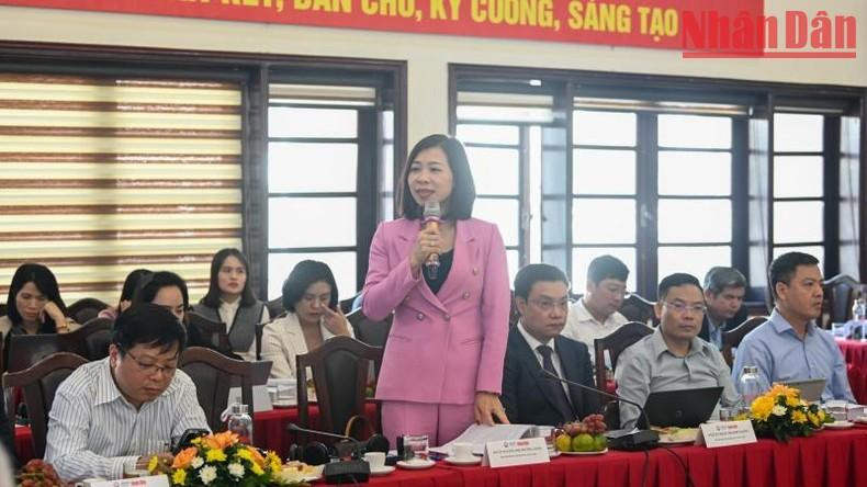 La directora adjunta de la AJC Nguyen Thi Truong Giang hace preguntas a los expertos.