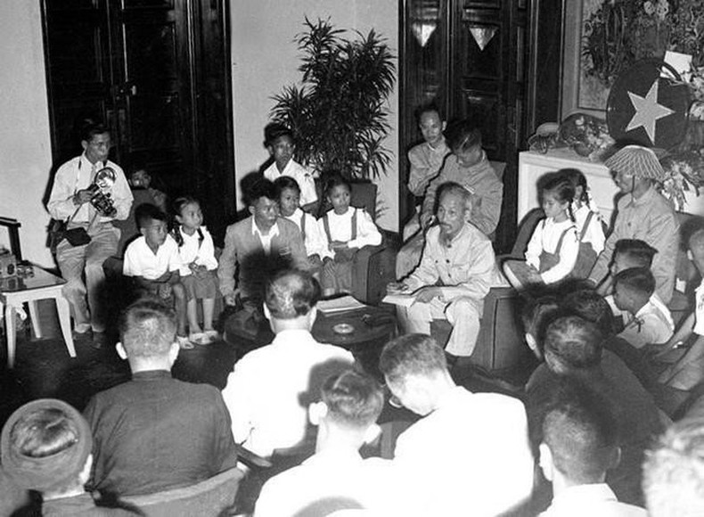 El Presidente Ho Chi Minh recibe a los representantes capitalinos el 16 de octubre de 1954.
