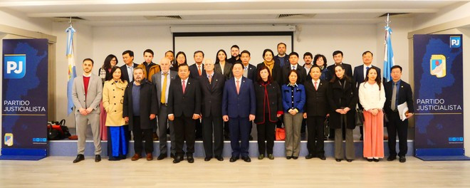 Nguyen Trong Nghia y la delegación se toman fotografías de recuerdo con el jefe de la Comisión de Relaciones Exteriores del Partido Justicialista, Jorge Taiana. (Foto: VNA) Nguyen Trong Nghia y la delegación se toman fotografías de recuerdo con el jefe de la Comisión de Relaciones Exteriores del Partido Justicialista, Jorge Taiana. (Foto: VNA)