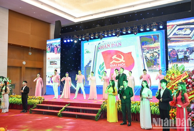 Una actuación para celebrar el 35 aniversario de la fundación del periódico Dai bieu nhan dan. Una actuación para celebrar el 35 aniversario de la fundación del periódico Dai bieu nhan dan.