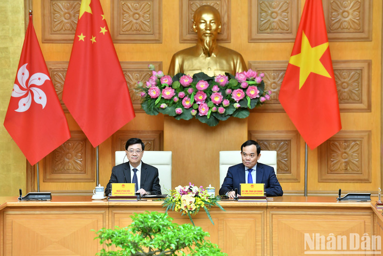 Luu Quang y John Lee Ka-chiu copresiden el Conversatorio empresarial Vietnam-Hong Kong.