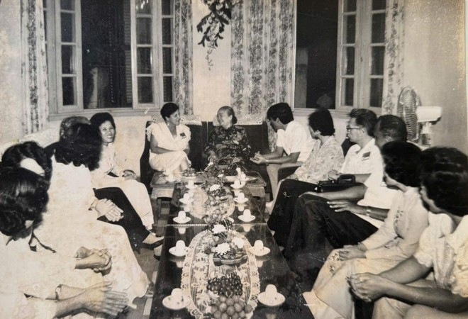 Yolanda Ferrer junto a la heroína Nguyen Thi Dinh en un encuentro durante el VII Congreso del Partido Comunista de Vietnam en 1991.
