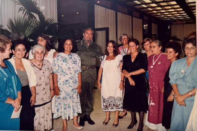 La heroína Nguyen Thi Dinh junto a Fidel en el V Congreso de la Federación de Mujeres Cubanas (FMC) en 1990. La heroína Dinh tiene la insignia de la Orden Mariana Grajales en el pecho.