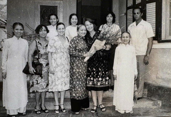 Encuentro en la Unión de Mujeres durante la visita de Vilma Espín a Vietnam en 1980.