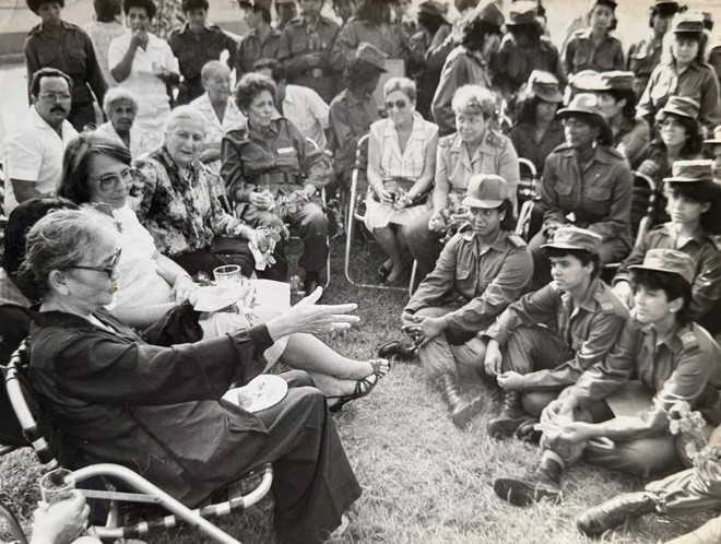 Encuentro de Dinh con las combatientes del Regimiento de Artillería Anti-Aérea en Cuba.