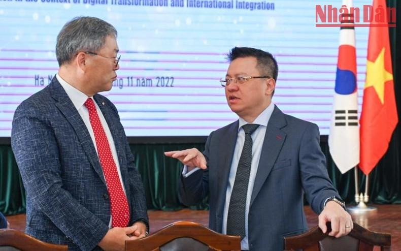 El presidente-editor del periódico Nhan Dan, Le Quoc Minh, intercambia opiniones con el director de la Koica en Vietnam, Cho Han Deog.