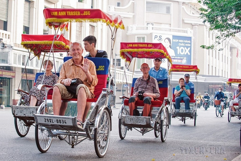 Al llegar a Hanói, los visitantes pueden recorrer la ciudad en triciclo para admirar la belleza de la capital. Al llegar a Hanói, los visitantes pueden recorrer la ciudad en triciclo para admirar la belleza de la capital.