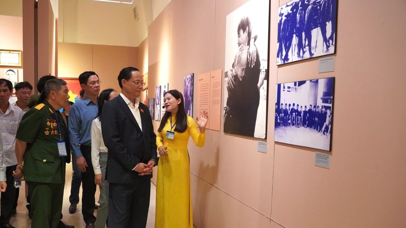 La delegación del Parlamento visita el Museo de Con Dao. La delegación del Parlamento visita el Museo de Con Dao.