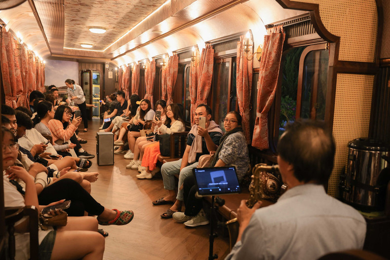 La música en vivo a bordo del tren nocturno es una de las experiencias más valoradas por los turistas.