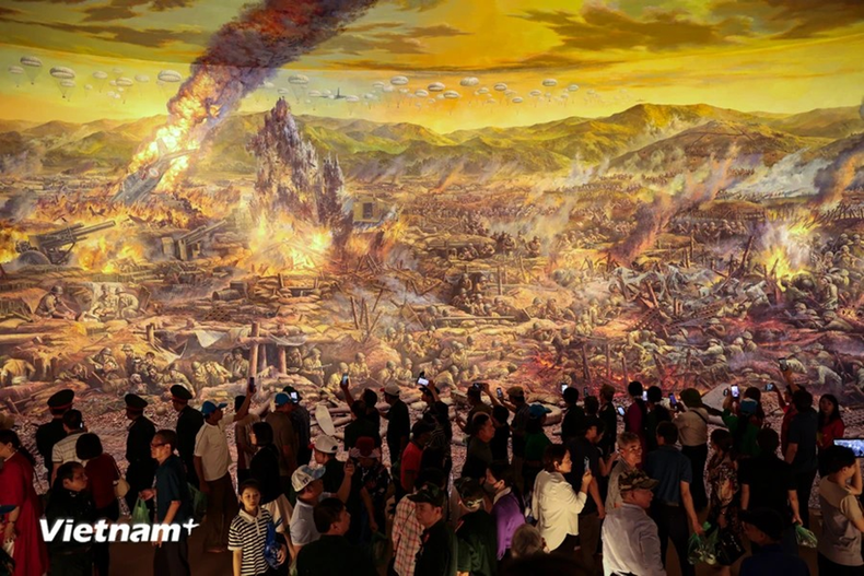 Según un periodista del periódico electrónico VietnamPlus, a principios de abril de 2024, un gran número de visitantes acudieron en masa al museo. Según un periodista del periódico electrónico VietnamPlus, a principios de abril de 2024, un gran número de visitantes acudieron en masa al museo.